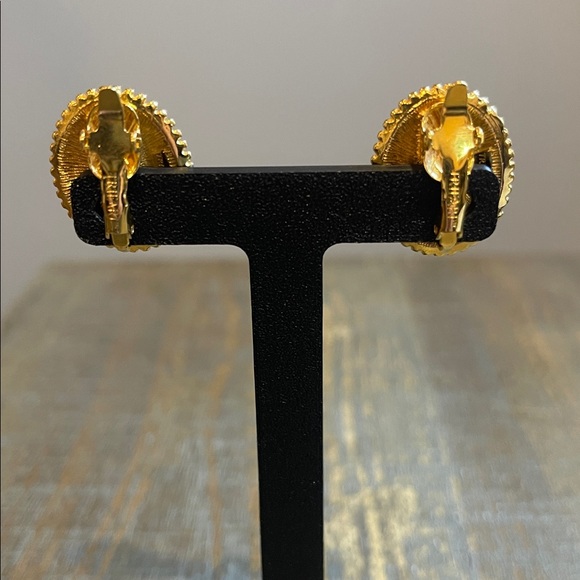 Vintage Trifari Metallic Green & Gold Tone Clip-on Earrings - Picture 4 of 7